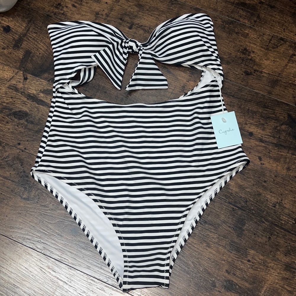 NWT Cupshe one piece bathing suit.